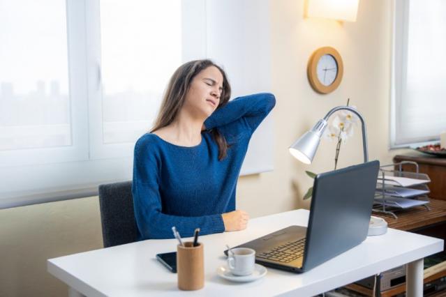 douleurs cervicales au bureau 